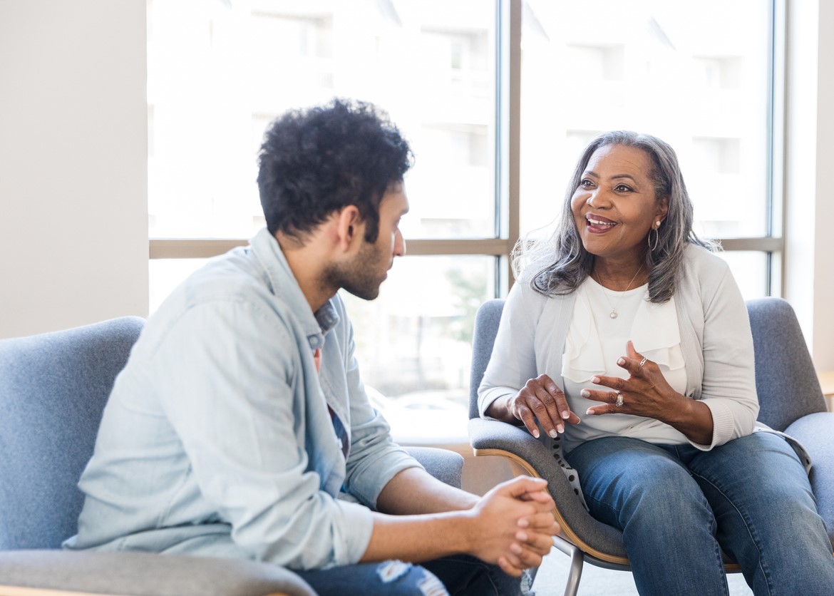 man talking with a black therapist.